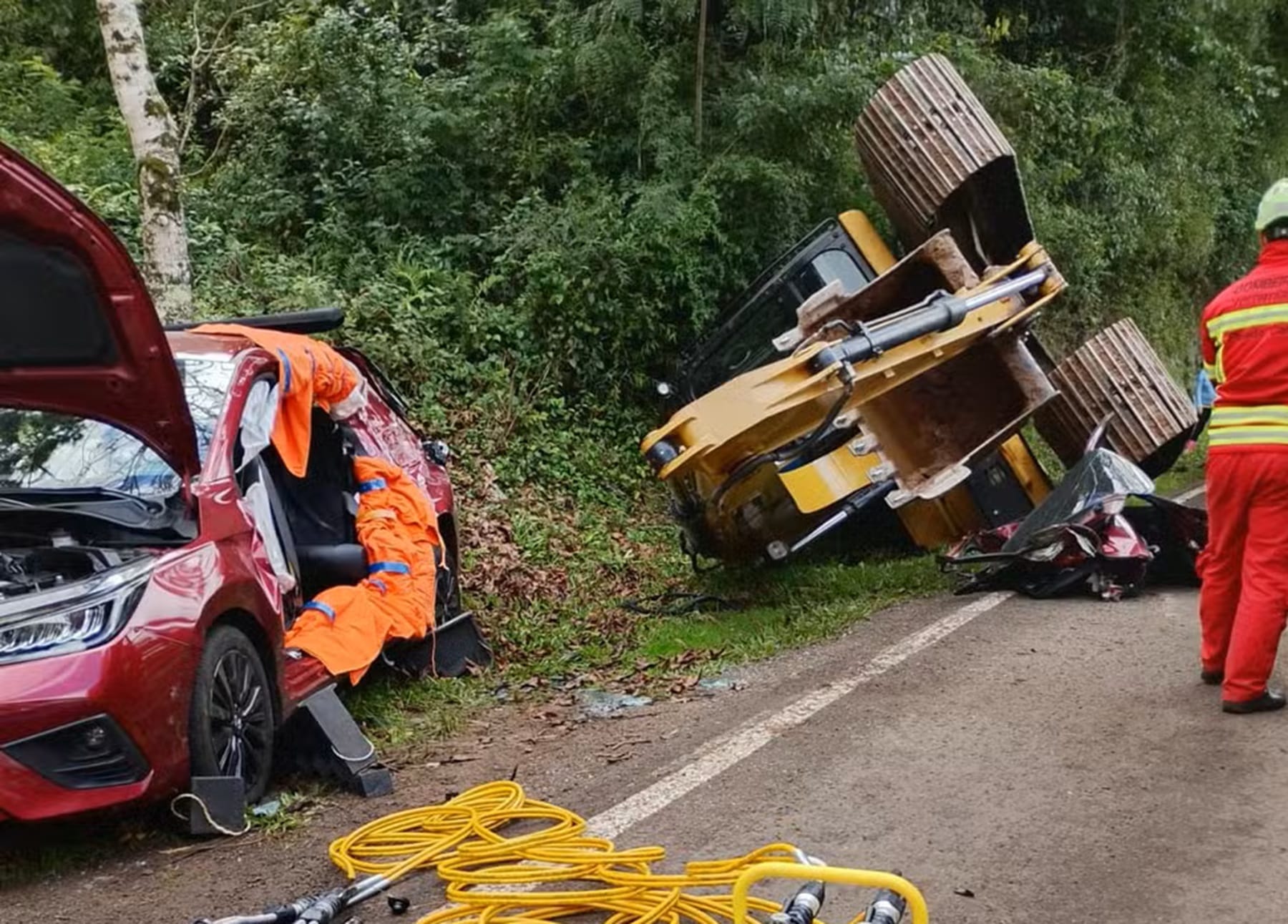 Acidente na BR-116: Retroescavadeira despenca de caminhão e atinge carro na Serra