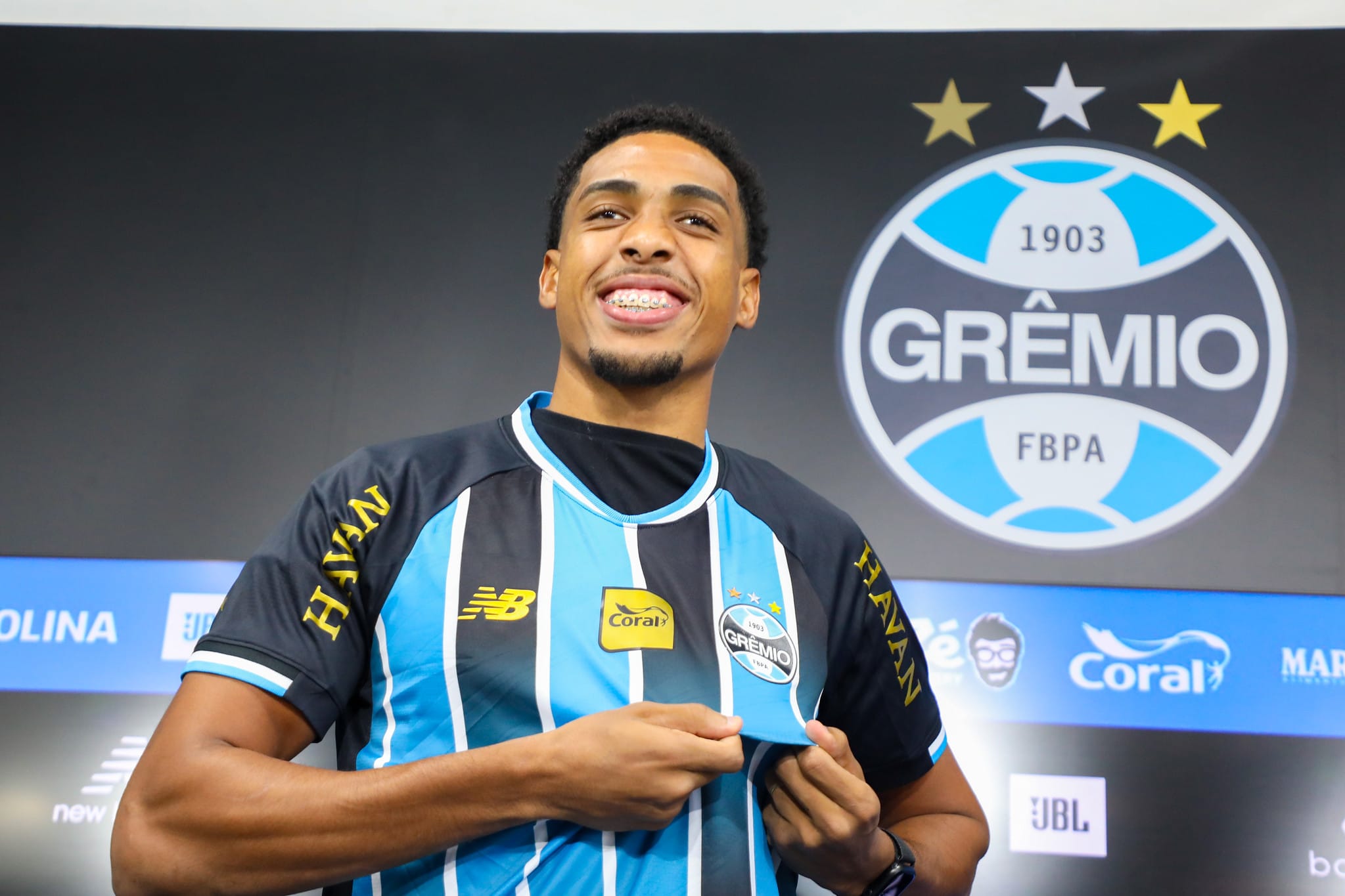 Apresentado no Grêmio, Wallace exalta "clube copero" e revela história por trás de número da camisa 2 Apresentado no Grêmio, Wallace exalta “clube copero” e revela história por trás de número da camisa