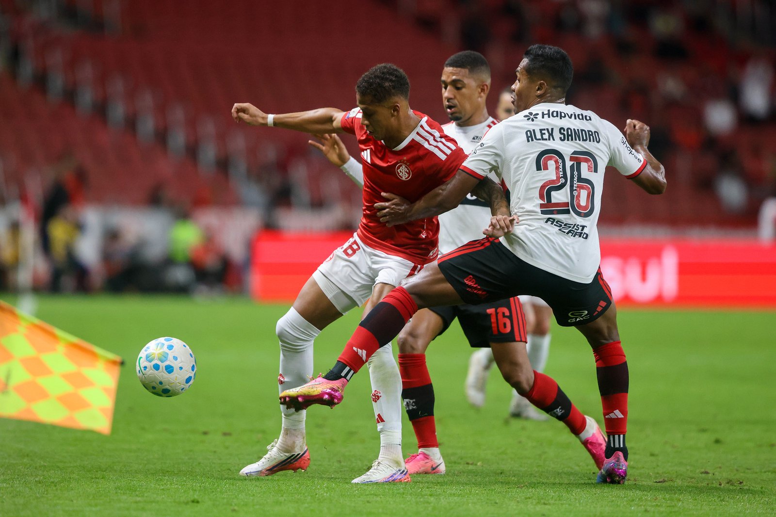 "Dava para ficar com os três pontos": Pezzolano avalia empate do Inter com o Flamengo 2 “Dava para ficar com os três pontos”: Pezzolano avalia empate do Inter com o Flamengo
