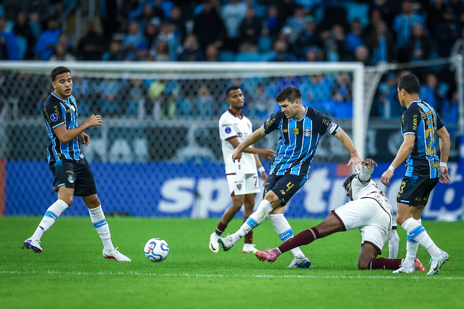 Sob vaias e gritos por Renato Gaúcho, Grêmio cai na Sul-Americana; Luís Castro diz que sofrer faz parte