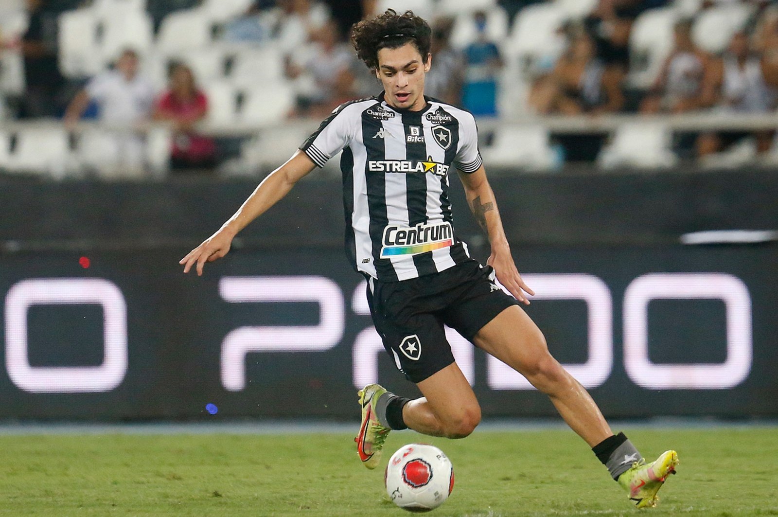 Grêmio oficializa chegada de atacante formado nas categorias de base do Botafogo 2 Grêmio oficializa chegada de atacante formado nas categorias de base do Botafogo
