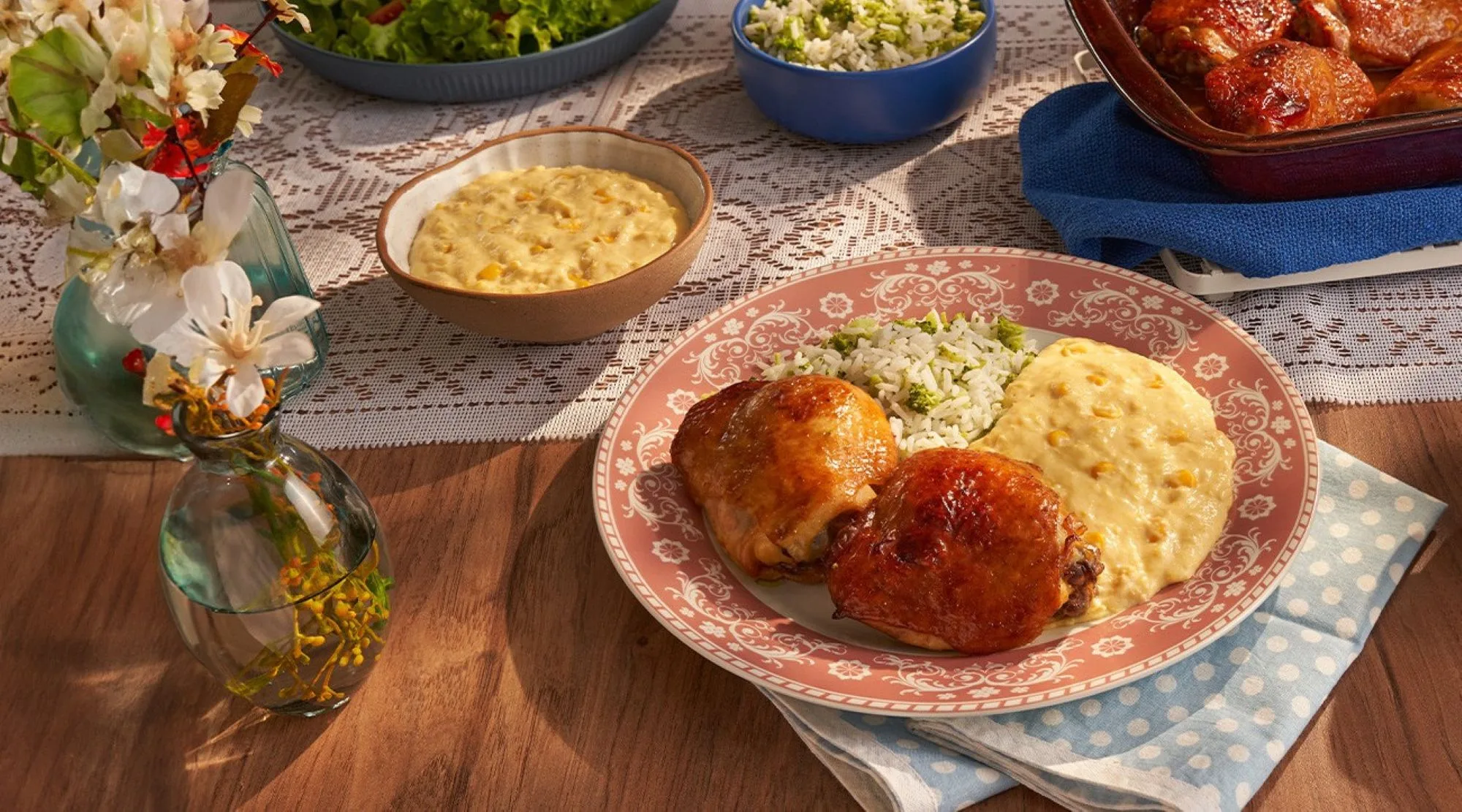 Sobrecoxa de Frango Assada com Creme de Milho: o Segredo para Ficar Macia por Dentro e Dourada por Fora