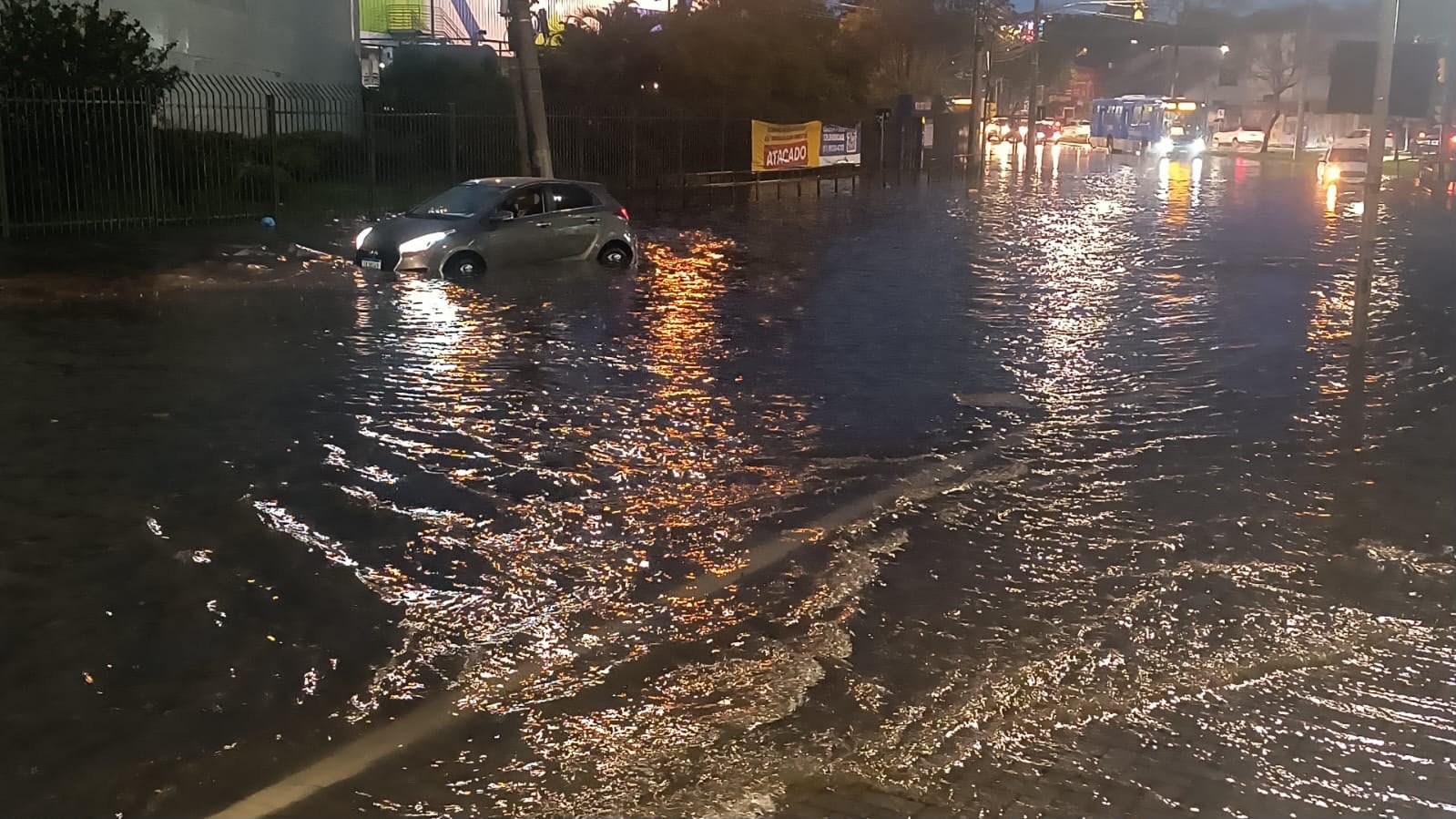 Porto Alegre segue em alerta para chuva volumosa e alagamentos