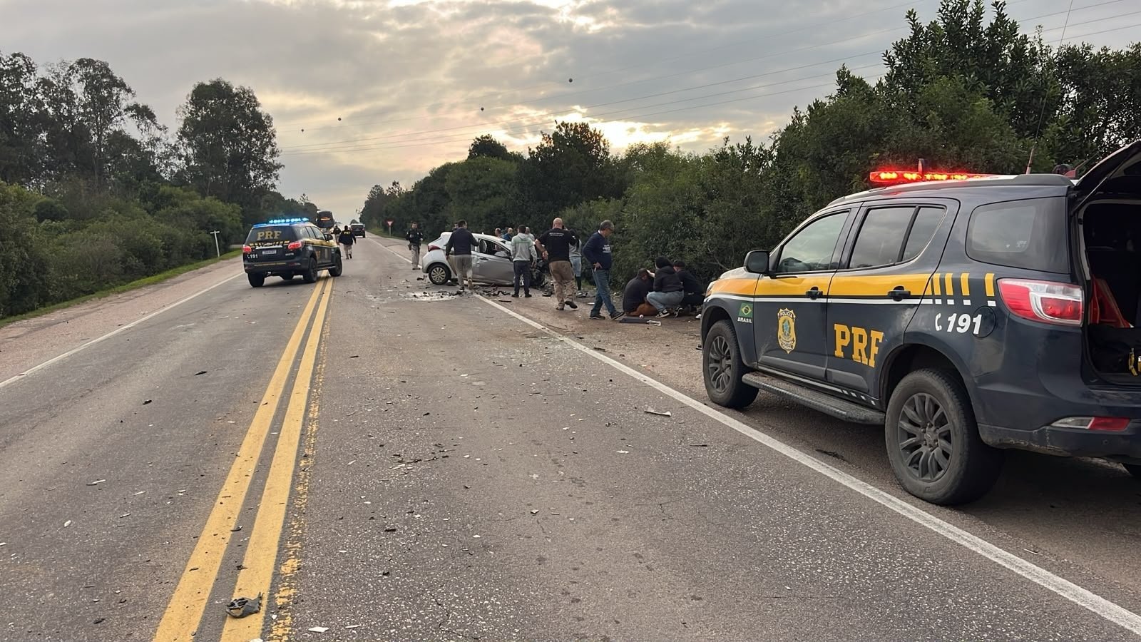 Acidente grave entre 3 veículos deixa um morto e 4 feridos na BR-293, na Região Sul do RS 2 Acidente grave entre 3 veículos deixa um morto e 4 feridos na BR-293, na Região Sul do RS