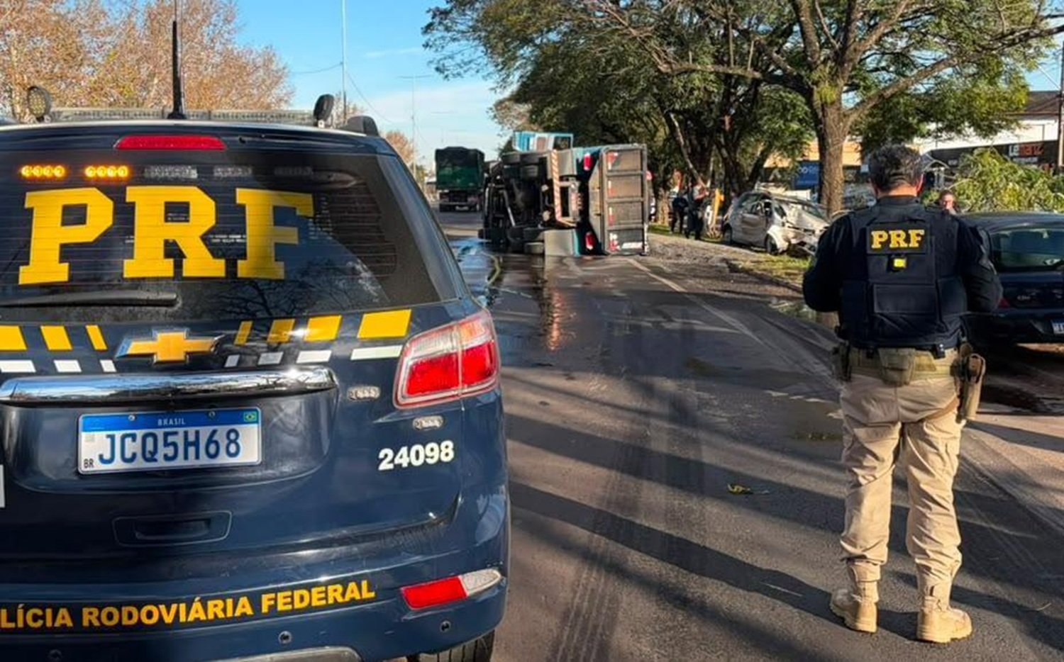 Acidente entre três carros e um caminhão deixa feridos na BR-116 em Novo Hamburgo