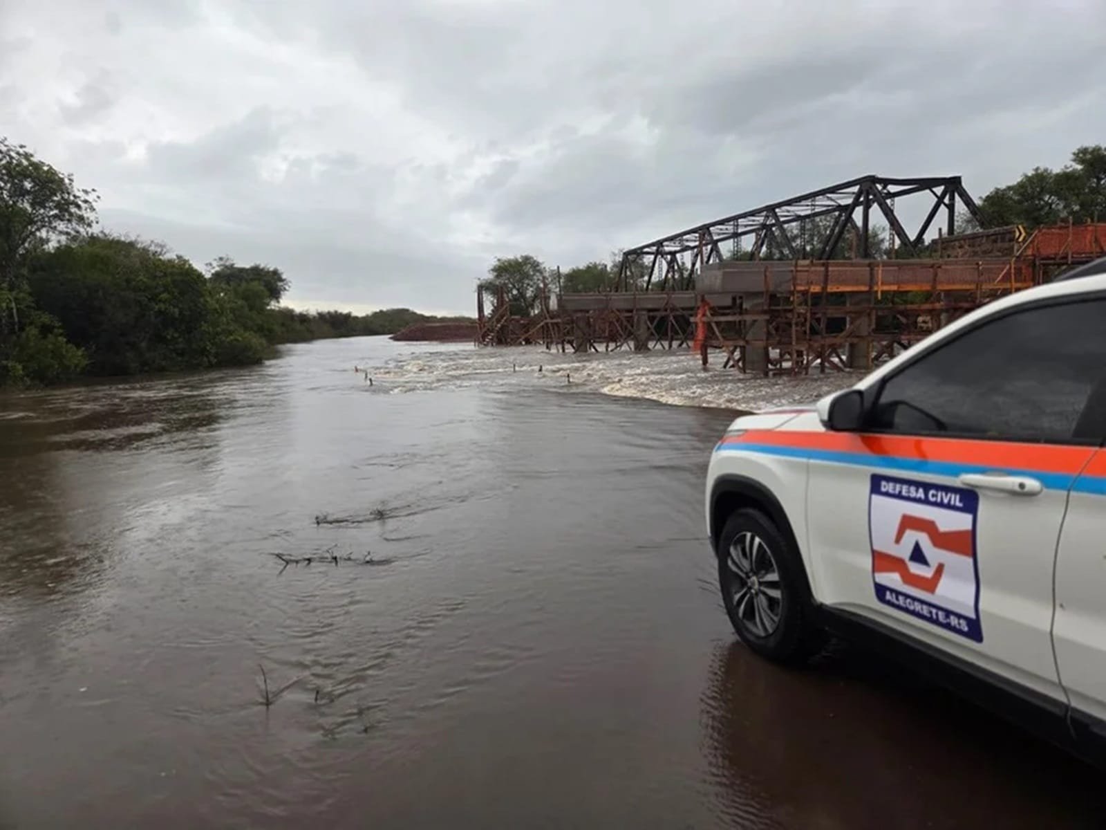 Trecho da ERS-507 é totalmente bloqueado em Alegrete após forte elevação do Rio Capivari 2 Trecho da ERS-507 é totalmente bloqueado em Alegrete após forte elevação do Rio Capivari
