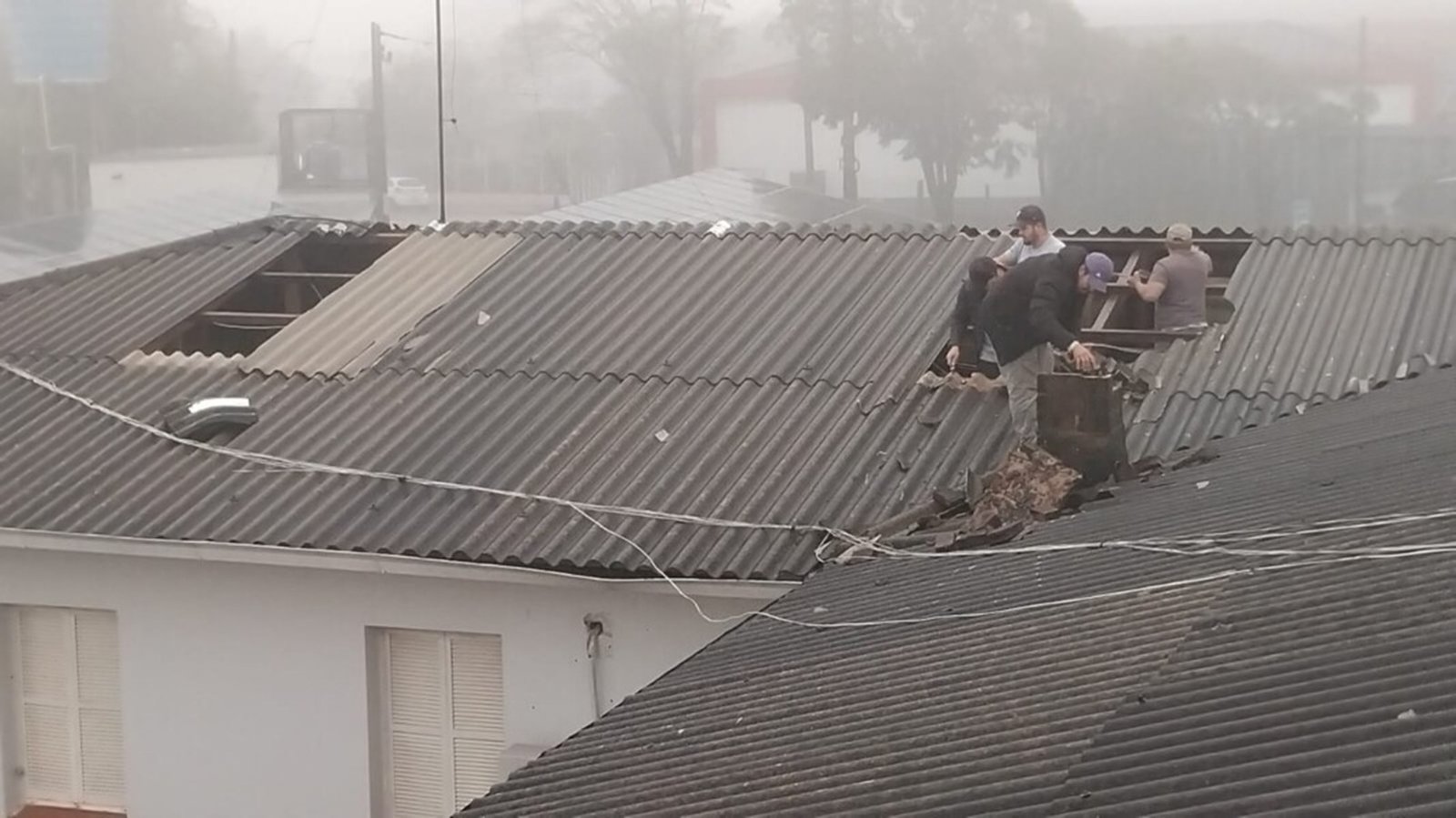 Tempestade deixa cerca de 80 casas destelhadas em Frederico Westphalen 3 Tempestade deixa cerca de 80 casas destelhadas em Frederico Westphalen