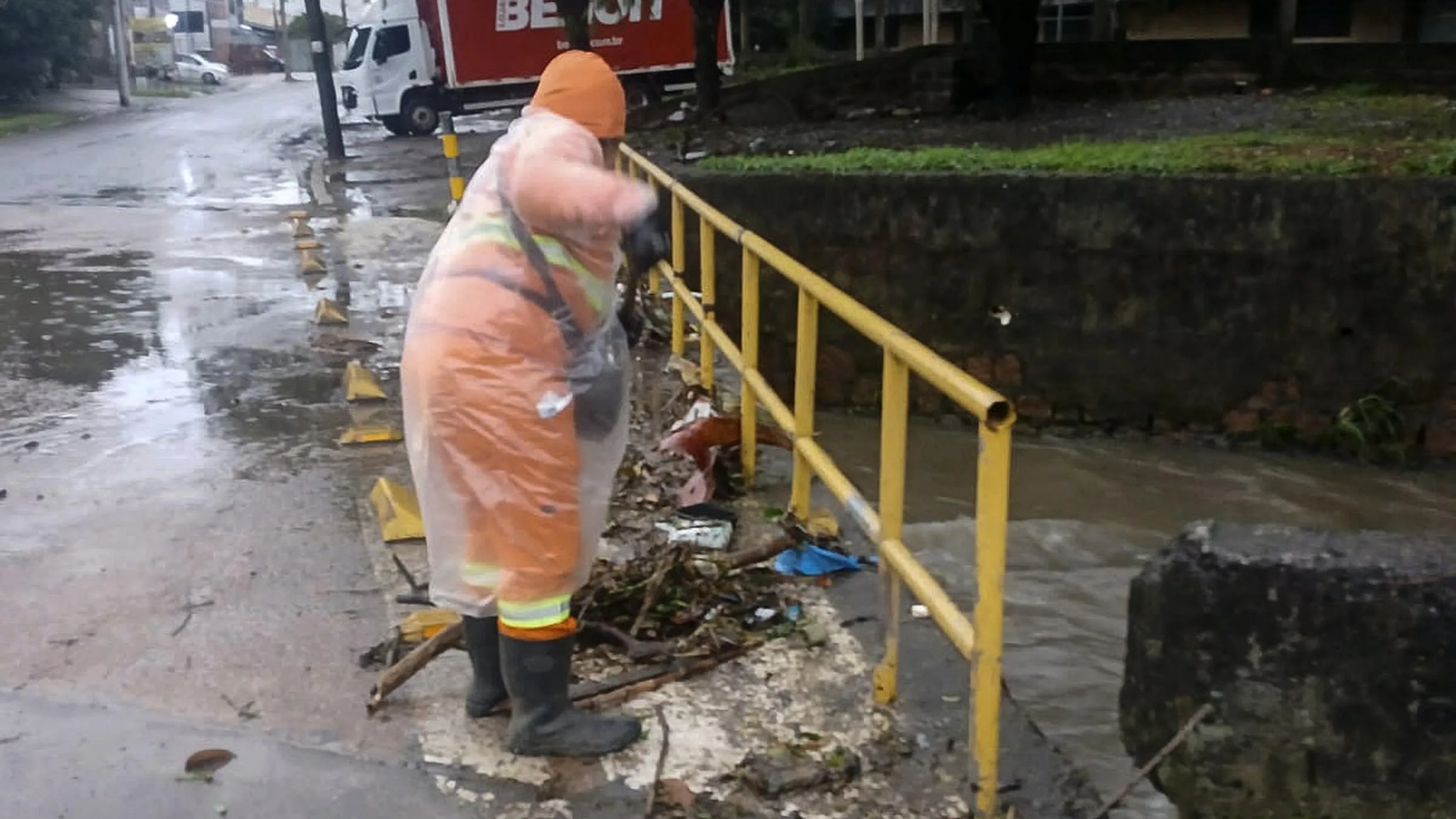 Falta de colaboração: 5 toneladas de resíduos são retiradas no entorno do Arroio Sarandi em Porto Alegre