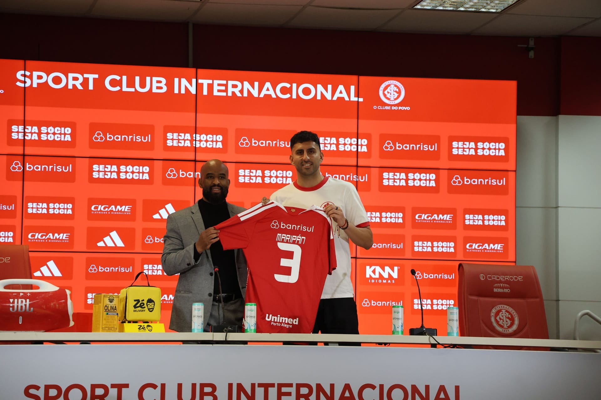 Apresentação oficial: Maripán cita ídolo histórico e revela por que priorizou o Inter