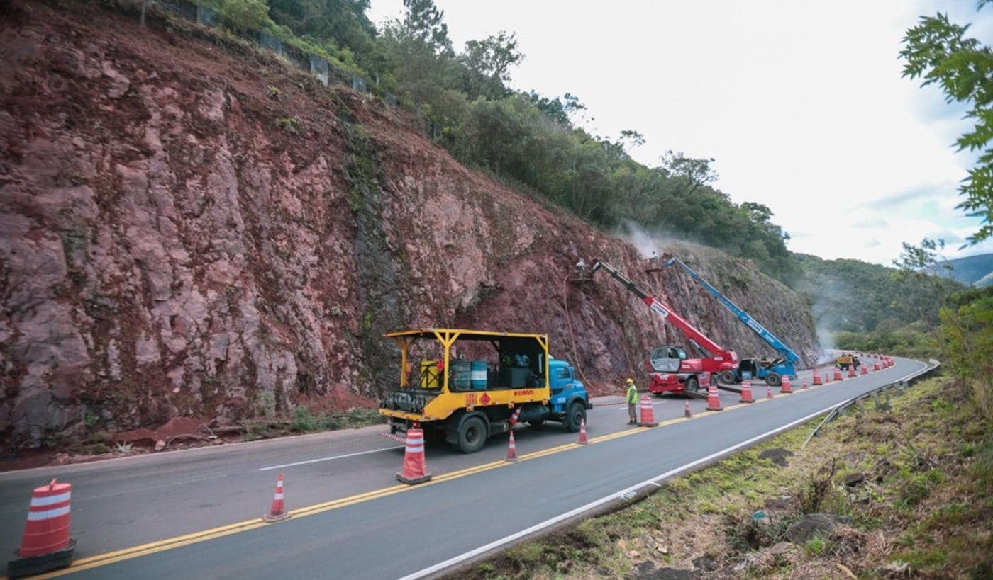Para evitar deslizamentos, Rota do Sol recebe obras de contenção 