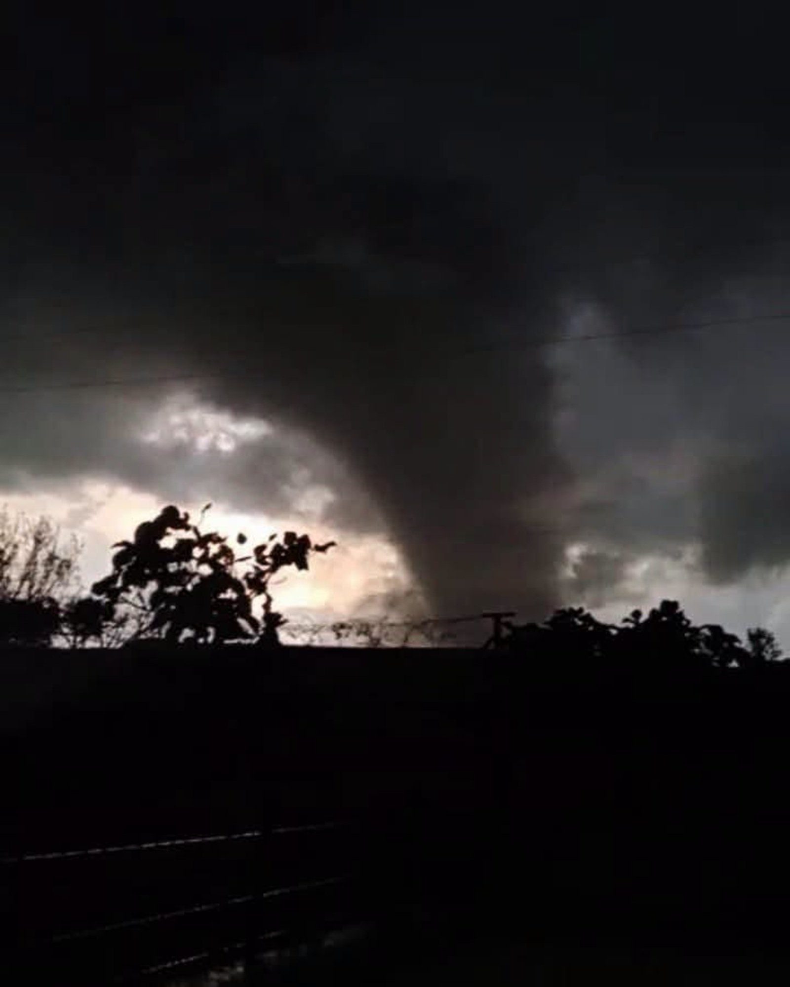Tornado causa destruição no Noroeste do RS e outros podem se formar