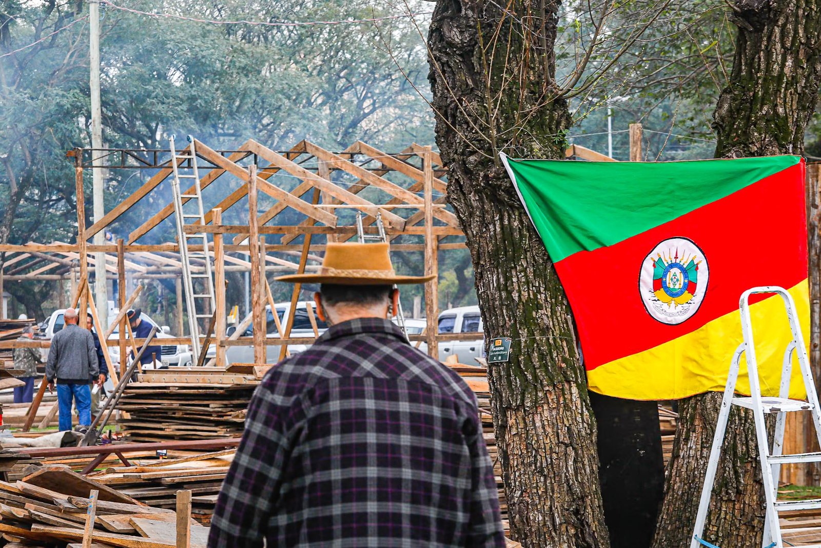Primeiros piquetes são instalados no Acampamento Farroupilha