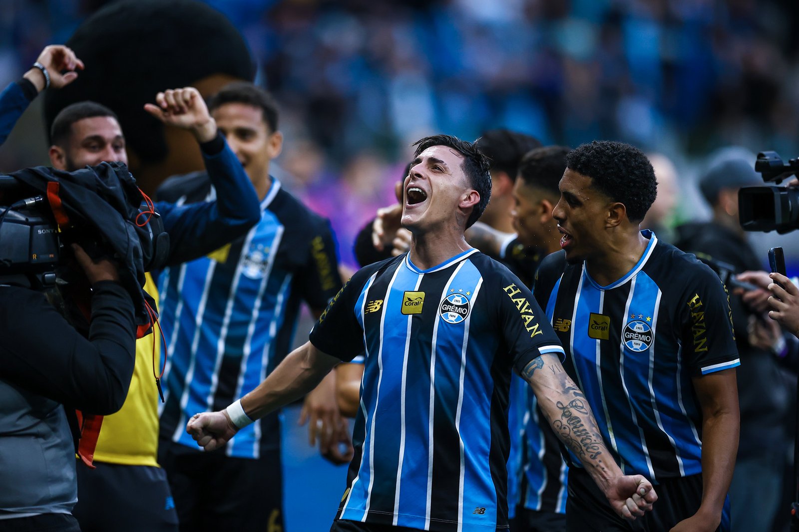 Virada, cobrança à arbitragem e desabafo sobre calendário: os bastidores da vitória do Grêmio