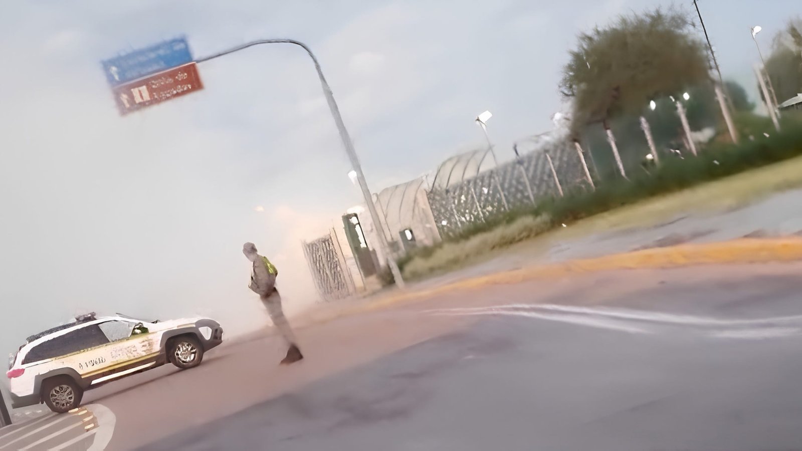 Carro pega fogo em estacionamento do Boulevard Laçador, em Porto Alegre