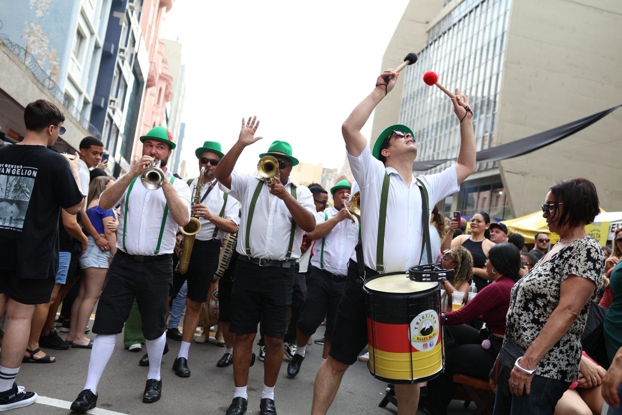 Oktoberfest oficial de Porto Alegre terá 12h de festa gratuita e show de Cachorro Grande 2 Oktoberfest oficial de Porto Alegre terá 12h de festa gratuita e show de Cachorro Grande