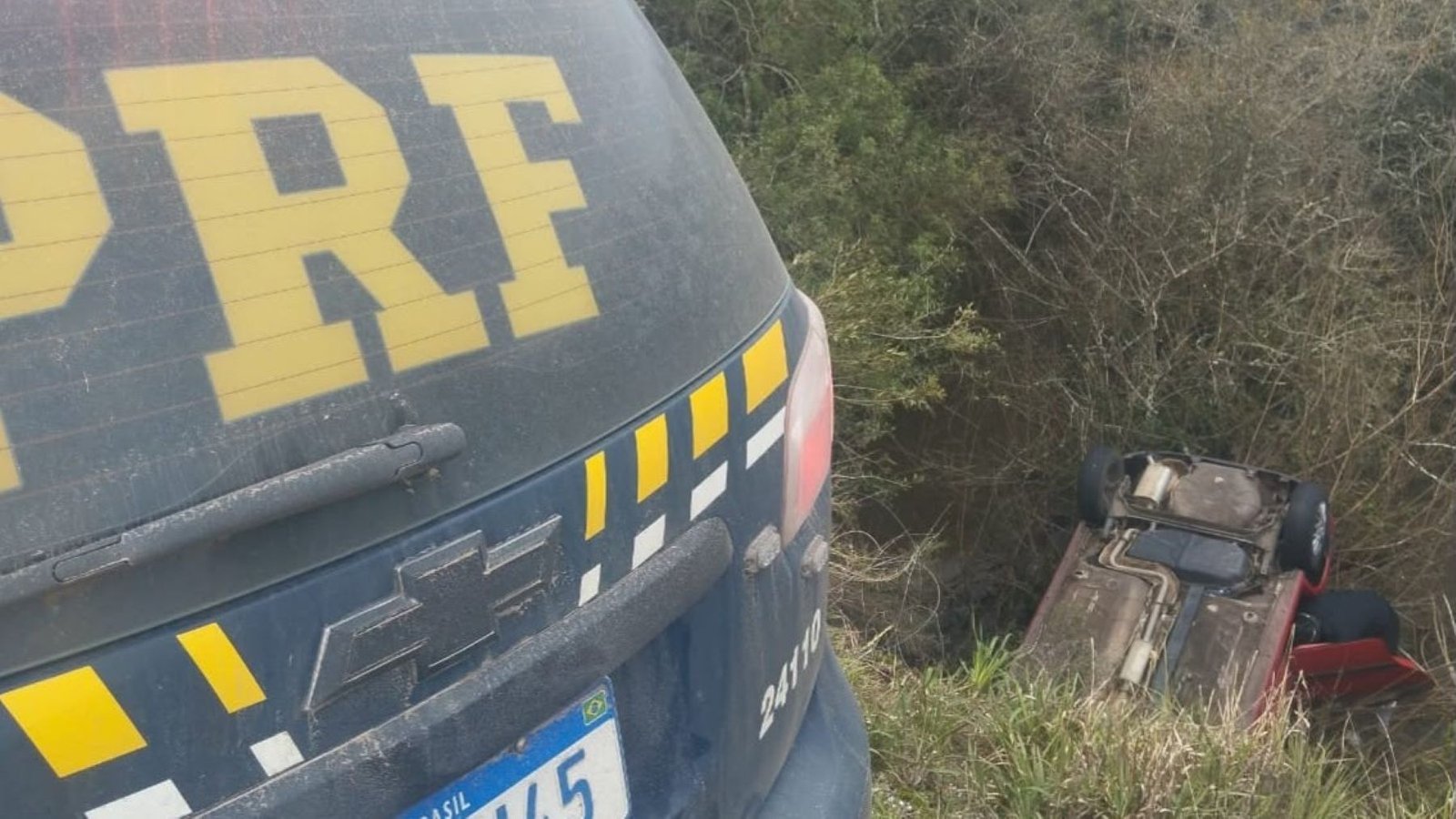 Casal de idosos é resgatado após passar mais de 24 horas preso em carro capotado na BR-293