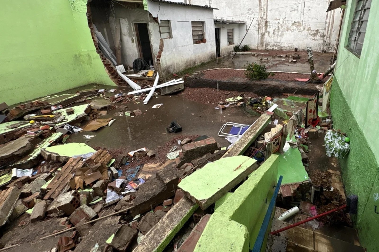 Tempestade danifica mais de 50 casas em Bagé; enxurrada destrói escola em Canguçu 2 Tempestade danifica mais de 50 casas em Bagé; enxurrada destrói escola em Canguçu