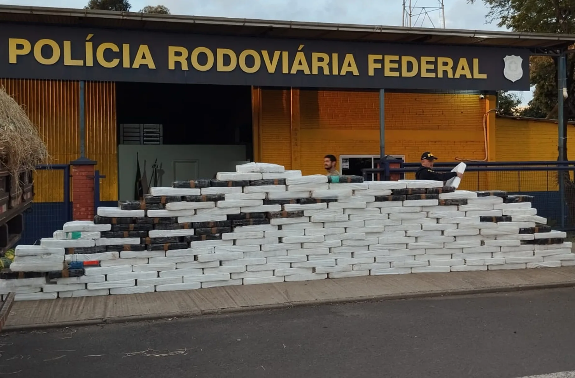Cães farejadores descobrem 2,5 toneladas de maconha em carga de melancias em Lajeado