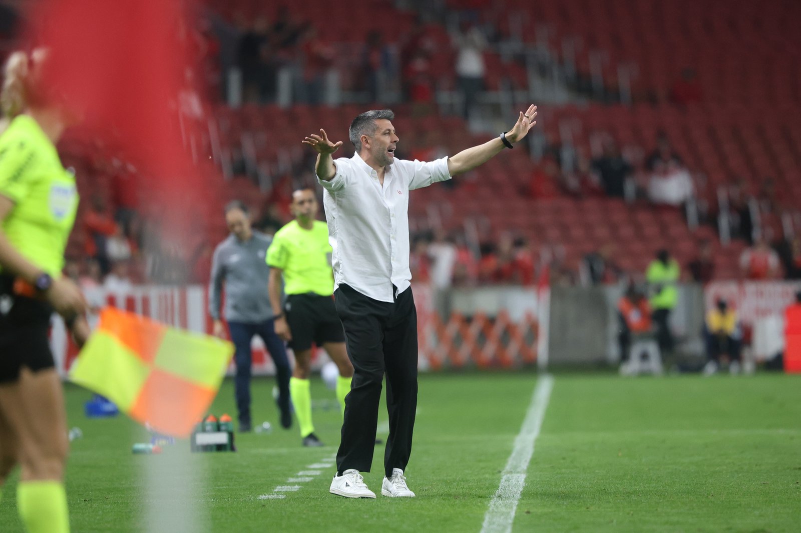 Direção do Inter mantém técnico uruguaio após derrota para o Santos 2 Direção do Inter mantém técnico uruguaio após derrota para o Santos