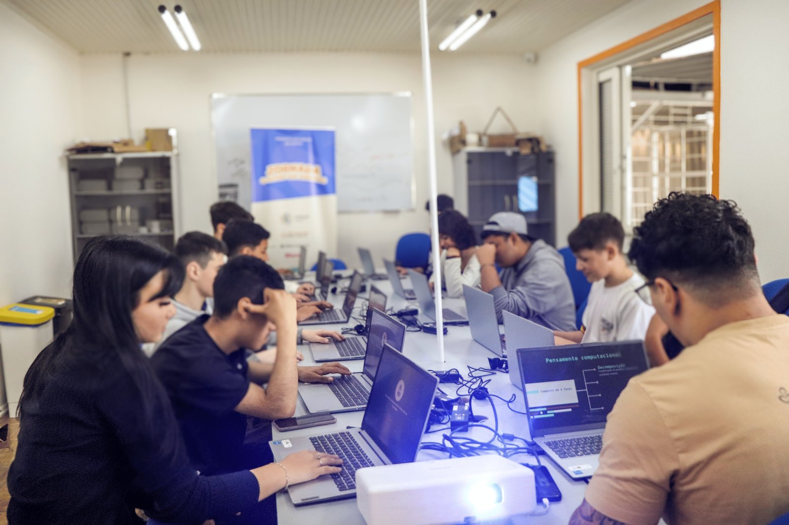 Programa gratuito de empreendedorismo tem 30 vagas abertas para jovens na Serra Gaúcha