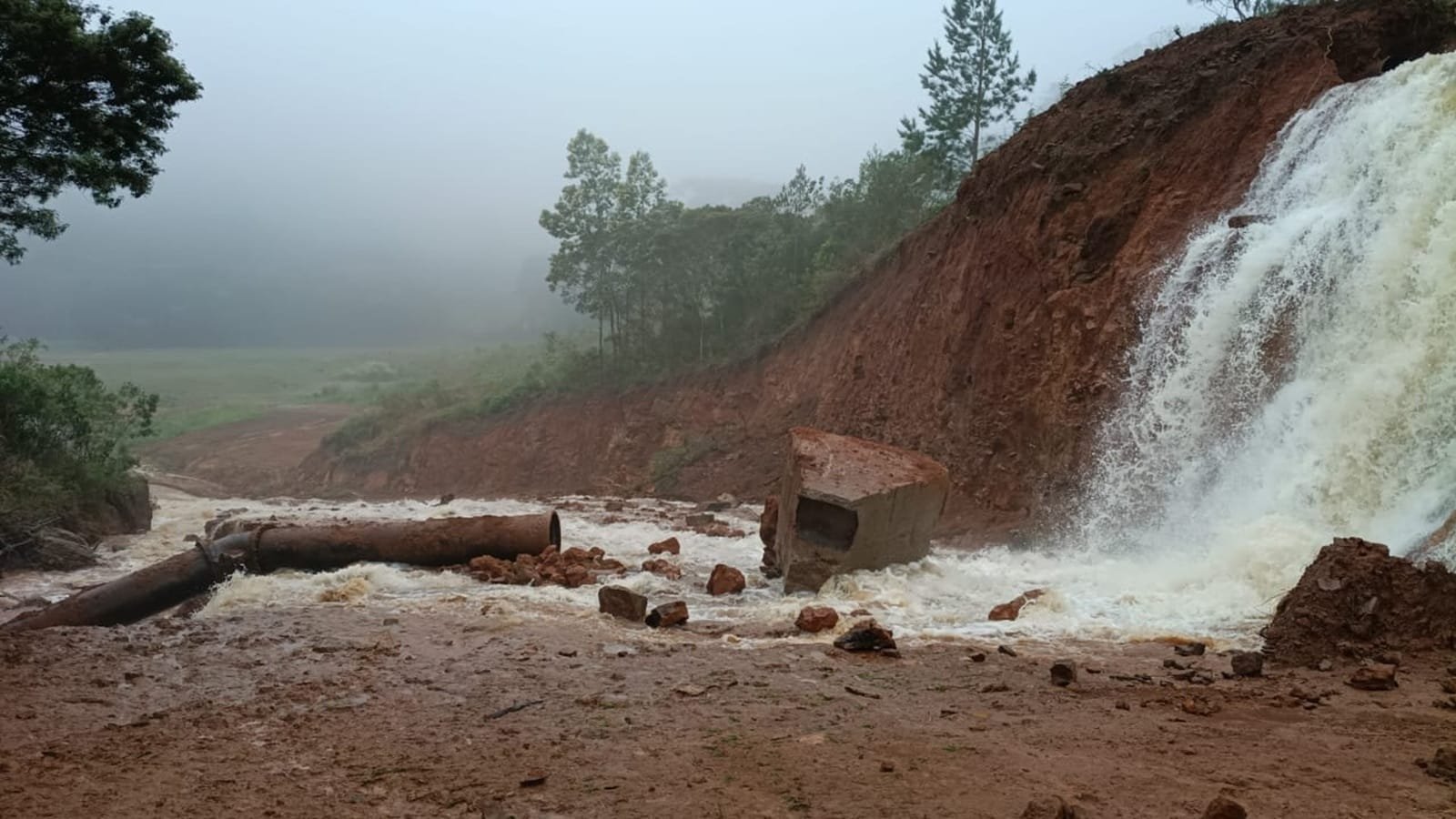 Novo rompimento de adutora afeta abastecimento de água em 57% de Caxias do Sul