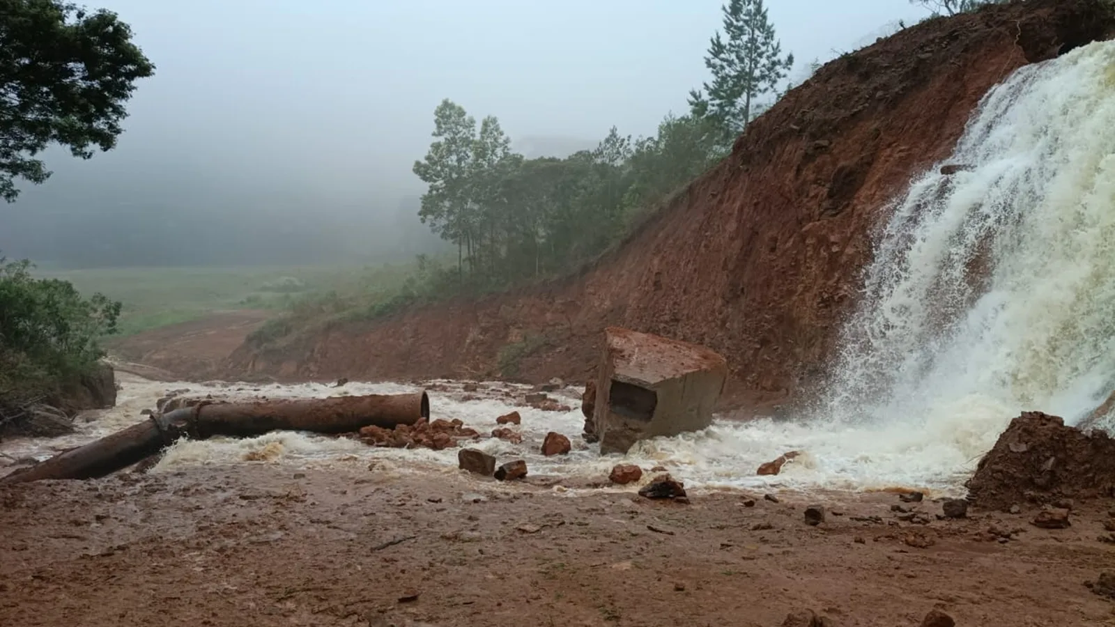 Novo rompimento de adutora afeta abastecimento de água em 57% de Caxias do Sul