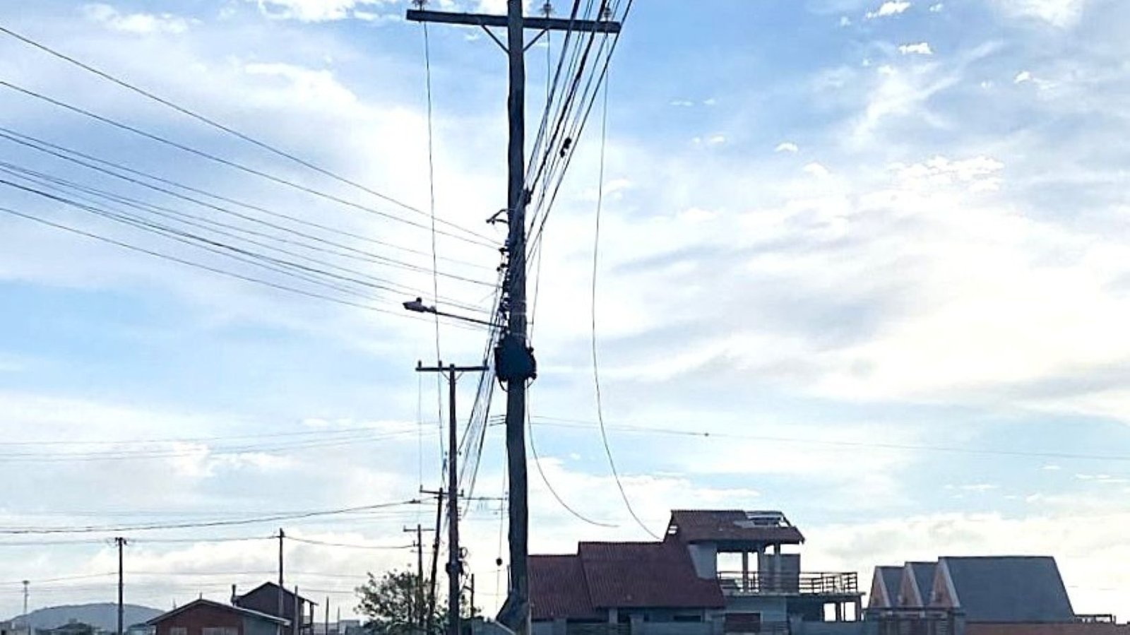 Novo furto de cabos deixa mais de mil clientes sem luz no Litoral Norte do RS; 2 Novo furto de cabos deixa mais de mil clientes sem luz no Litoral Norte do RS;