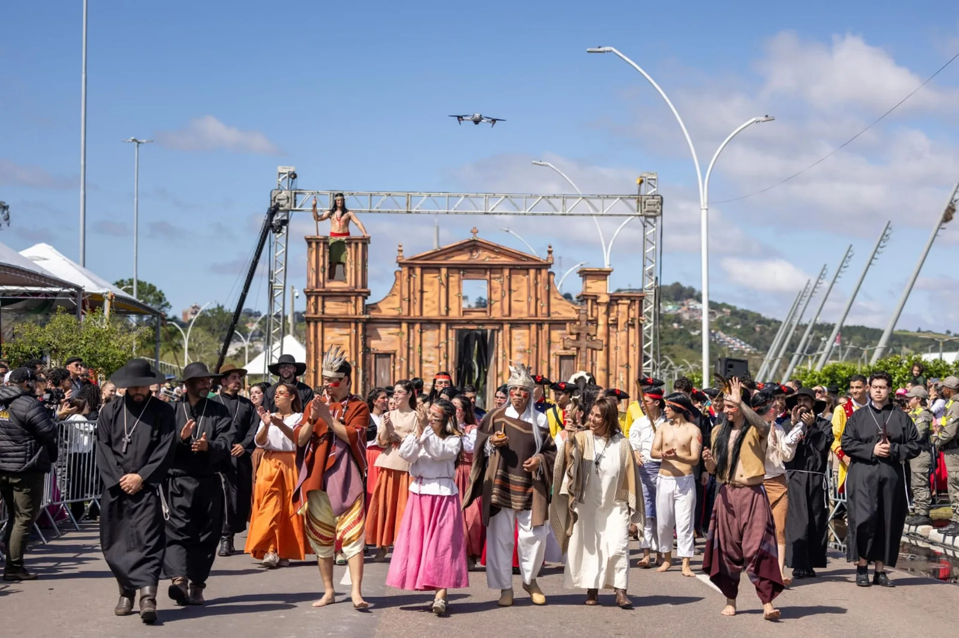 Desfile Farroupilha 2026 celebra 400 anos das Missões Jesuíticas Guaranis