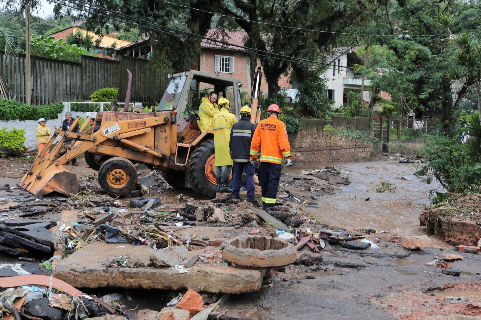 Defesa Civil emite alerta para deslizamento em bairros de Porto Alegre