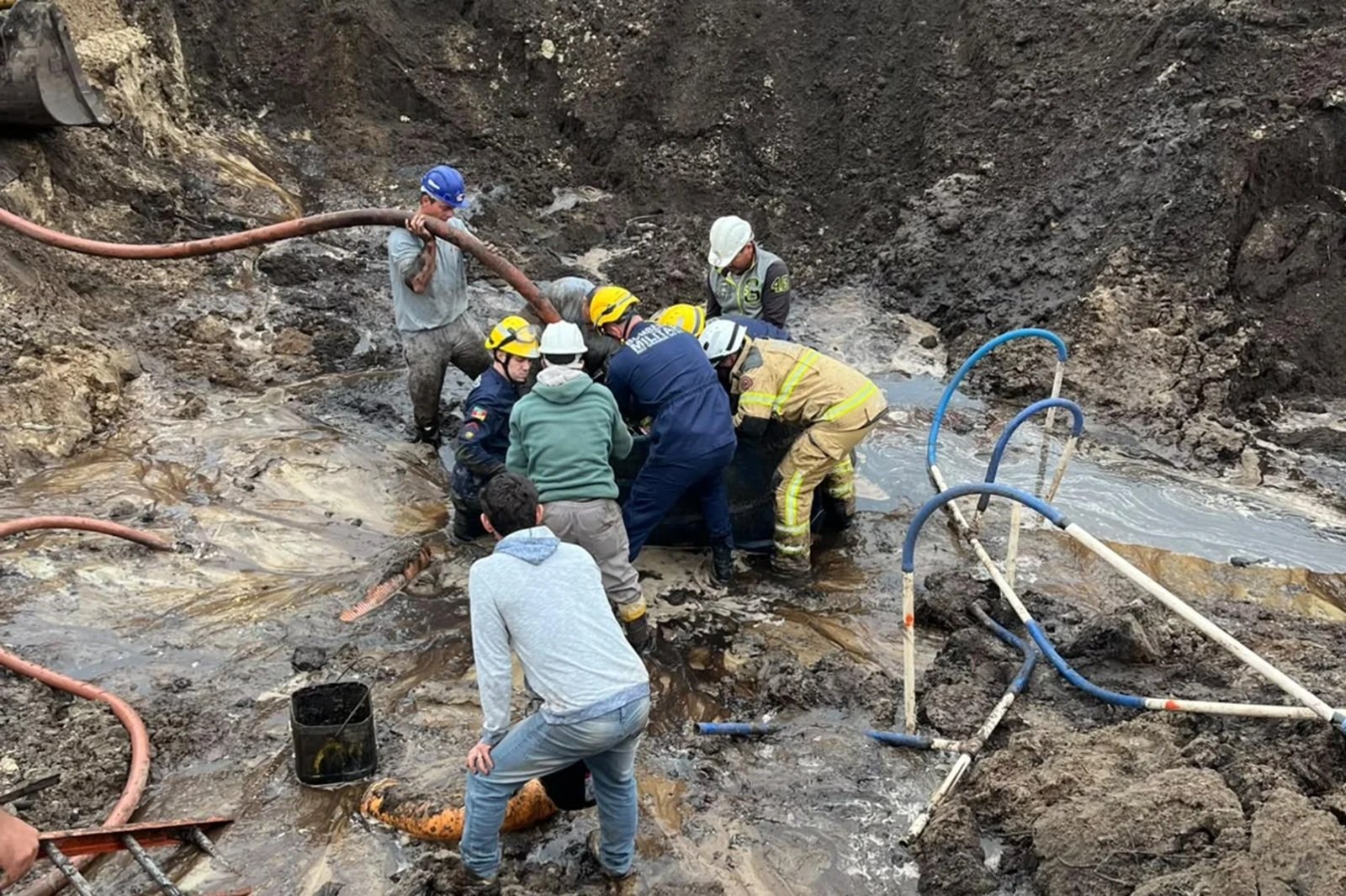 Trabalhador é resgatado após ficar horas soterrado em obra no Litoral Norte 2 Trabalhador é resgatado após ficar horas soterrado em obra no Litoral Norte