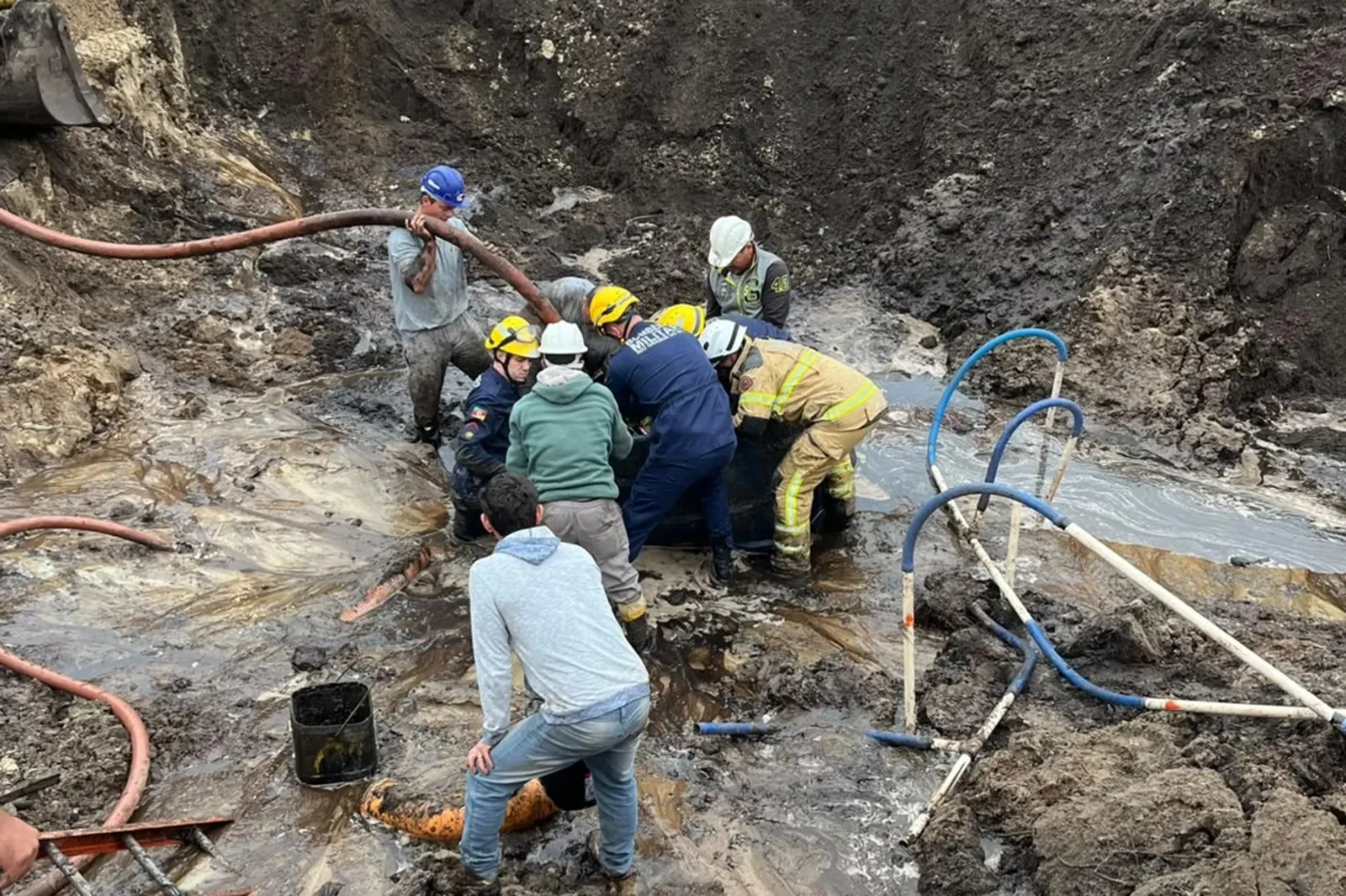 Trabalhador é resgatado após ficar horas soterrado em obra no Litoral Norte 1 resgate