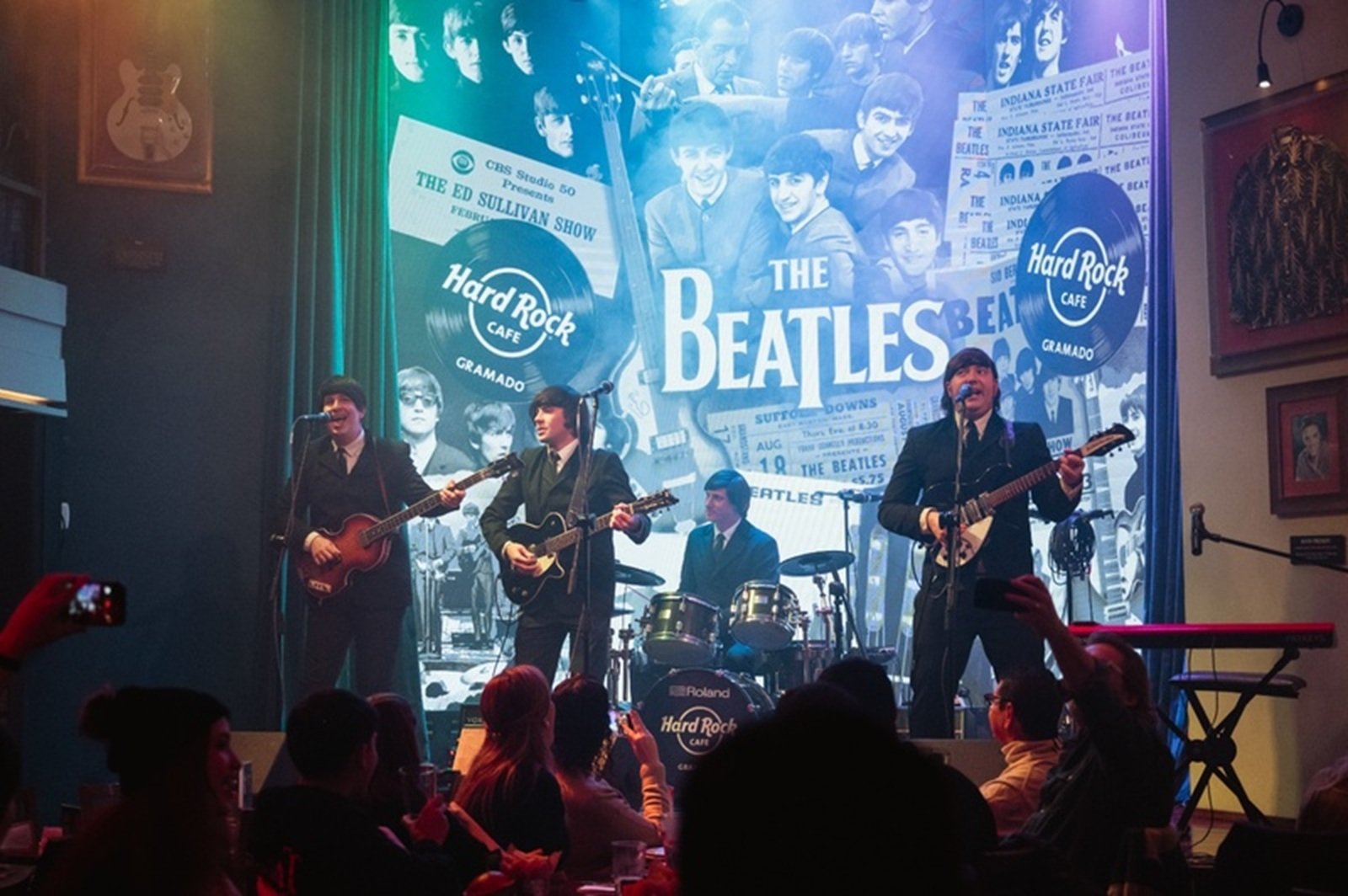 De figurinos de época aos clássicos: espetáculo internacional revive a história dos Beatles em Porto Alegre