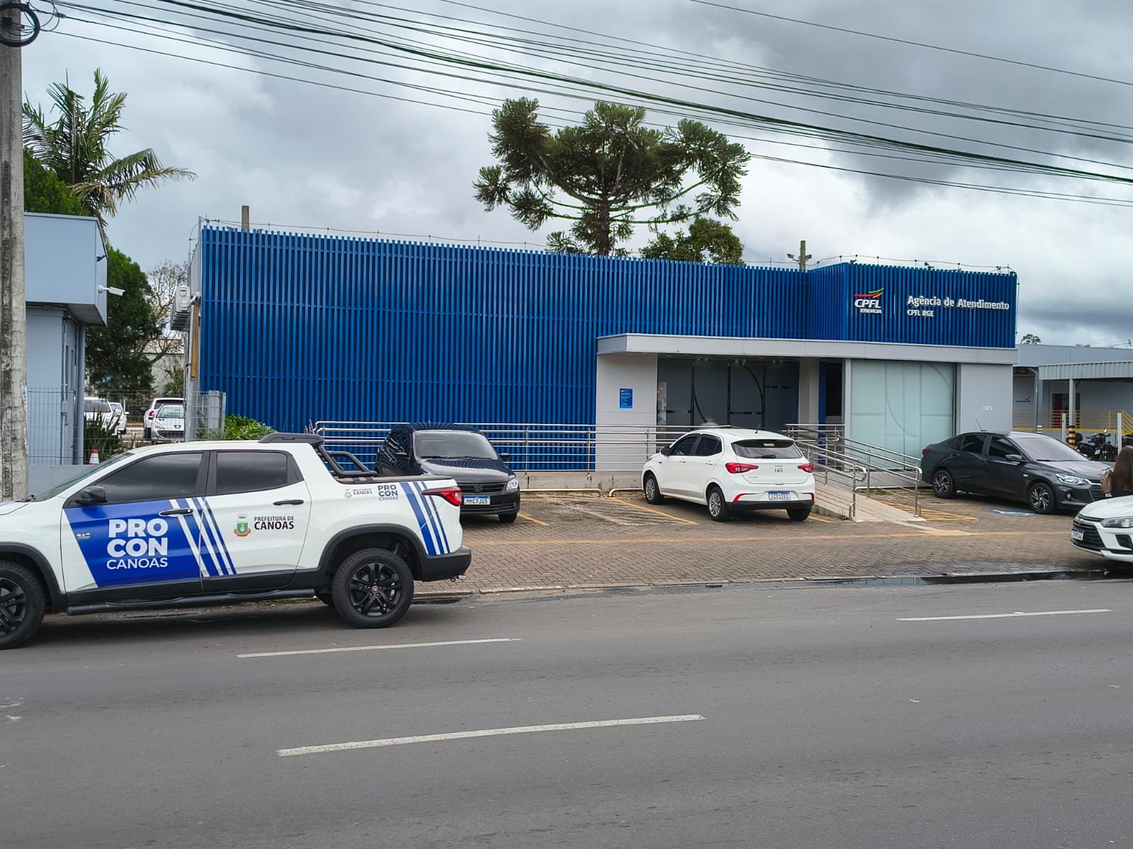 Após denúncia, Procon fiscaliza unidade da RGE em Canoas 2 Após denúncia, Procon fiscaliza unidade da RGE em Canoas