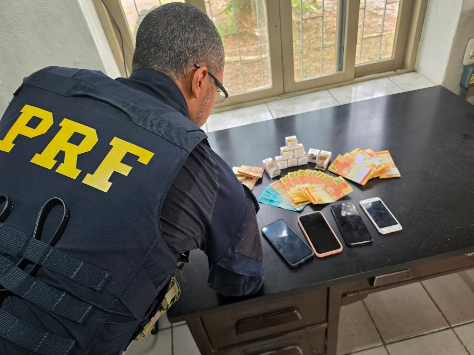 Com dinheiro falso e caixas de remédio cheias de brita, grupo é preso pela PRF na BR-386