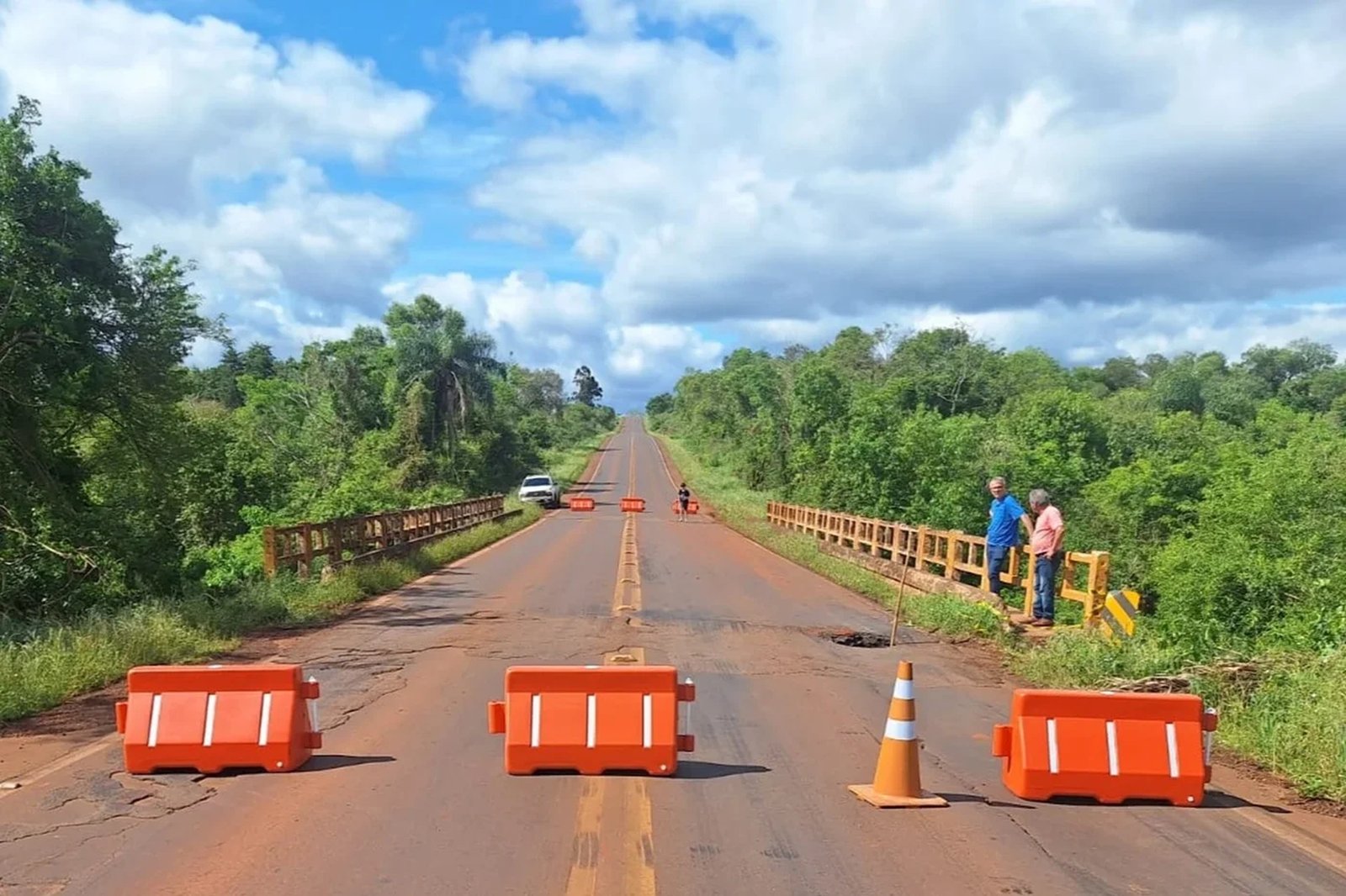 Ponte é interditada após abertura de cratera na ERS-168, na Região Noroeste do RS