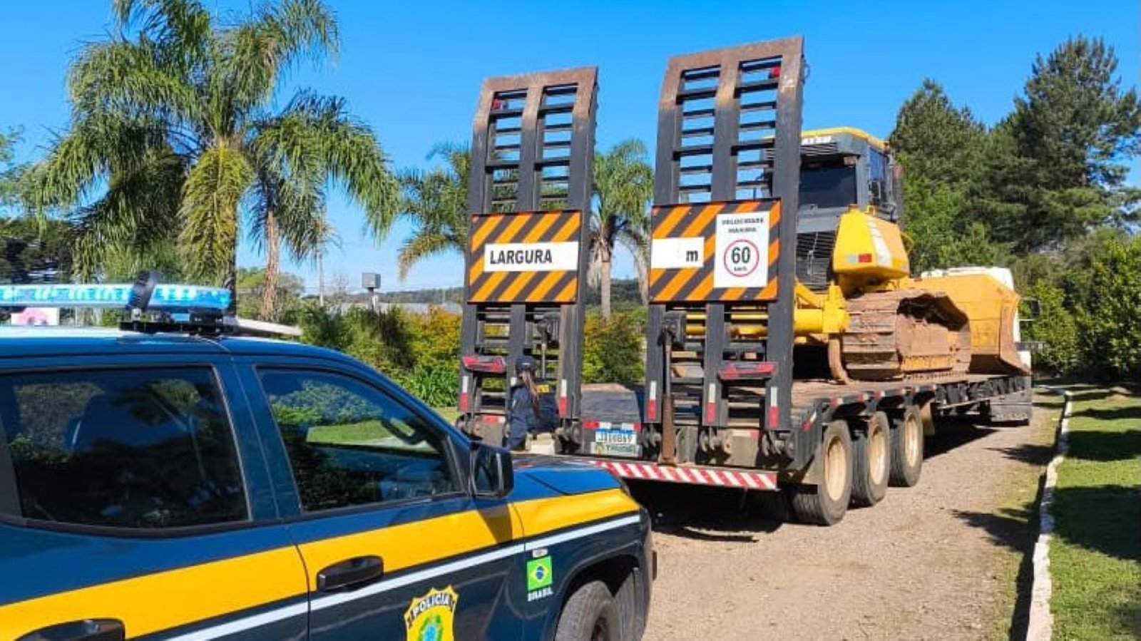 PRF flagra carreta com freio defeituoso transportando trator em Nova Prata